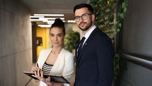 офис служител